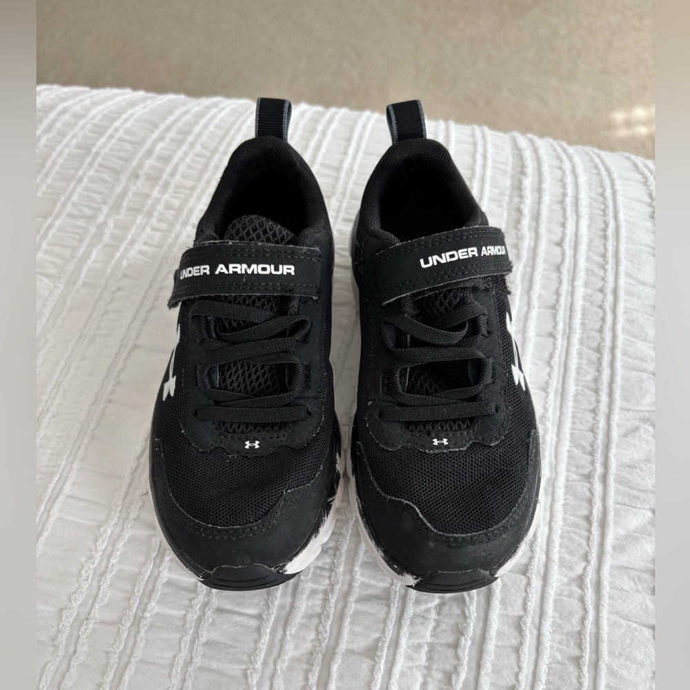 Under Armour Kids Black Sneakers in Size 13